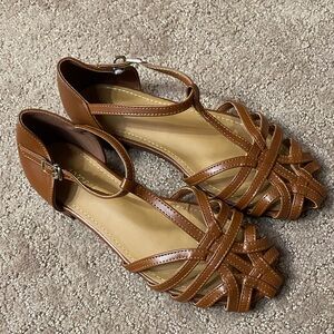 Women's Brown Strappy T-Strap Size 4.5-5 Flats with Ankle Buckle  NWOT Spring